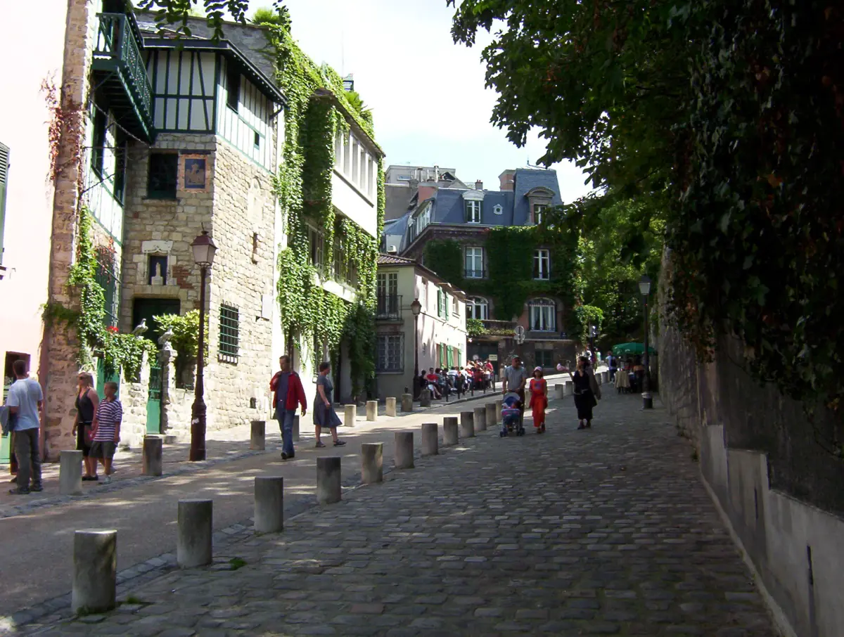 Cobbled Rue de l'Abreuvoir in Montmartre
