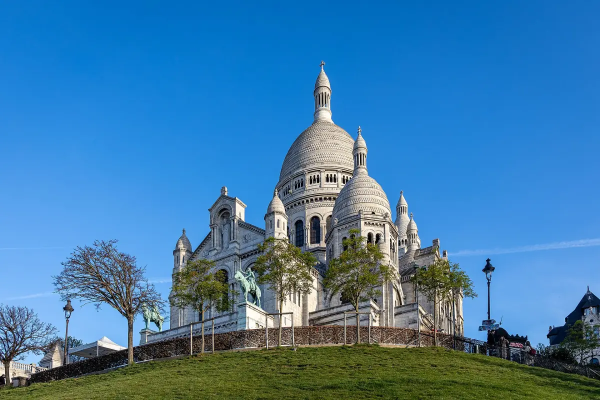 Sacré-Cœur above the lawns of the hillside