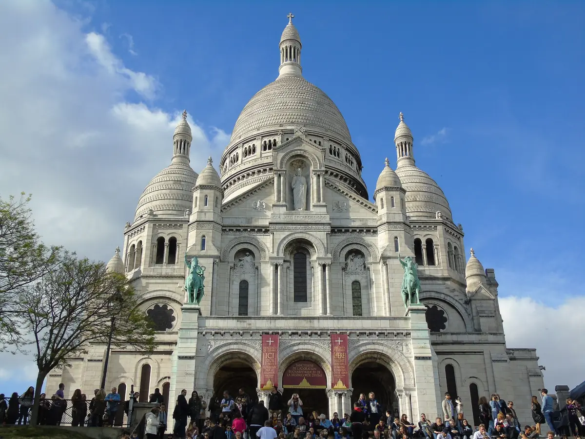The white domes and portico of Sacré-Cœur