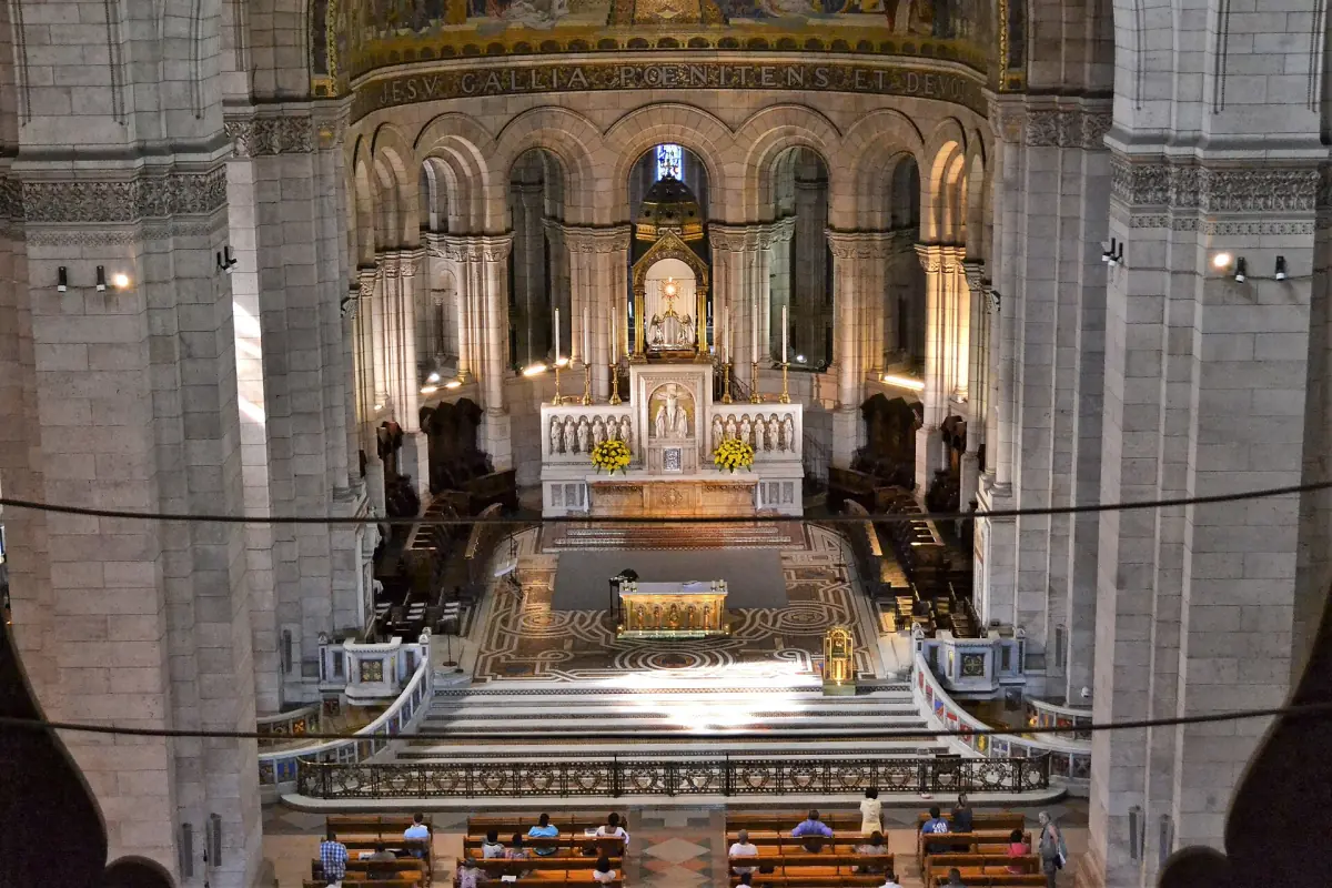 The nave and choir of Sacré-Cœur